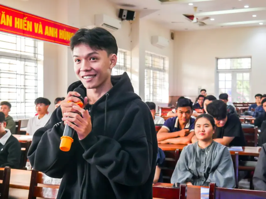 sinh-vien-soi-noi-dat-cau-hoi-trao-doi-cung-dien-gia