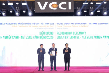 tai-le-vinh-danh-dai-dien-atad-da-nhanh-danh-hieu-doanh-nghiep-xanh-net-zero-hanh-dong