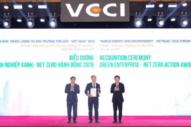 tai-le-vinh-danh-dai-dien-atad-da-nhanh-danh-hieu-doanh-nghiep-xanh-net-zero-hanh-dong