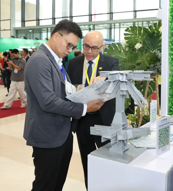 Exhibition-visitors-engaged-with-atad-representatives