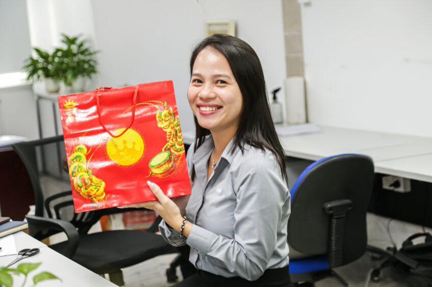 nu-cuoi-hanh-phuc-cua-nhan-vien-phong-ke-toan-khi-nhan-qua-trung-thu
