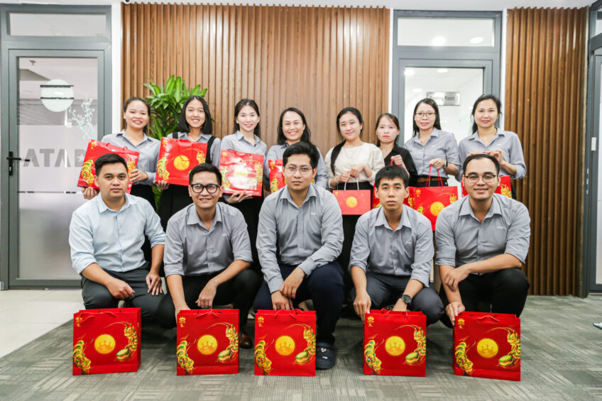 moi-phan-qua-trung-thu-la-loi-cam-on-den-su-dong-gop-cua-cac-cbcnv-cung-nhu-gia-dinh-hau-phuong-phia-sau