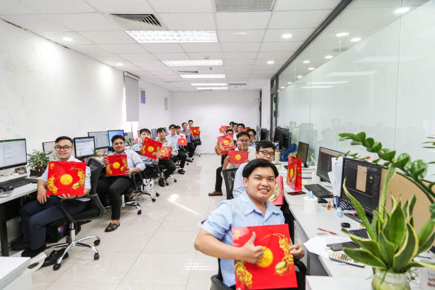 cac-cbcnv-phong-thiet-ke-hoa-hung-khoe-qua-trung-thu-den-moi-nguoi