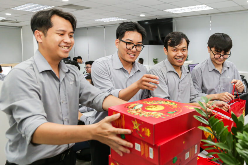 trao-qua-trung-thu-la-mot-trong-nhung-hoat-dong-thiet-thuc-nham-cham-lo-doi-song-tinh-than-cho-nguoi-lao-dong-atad